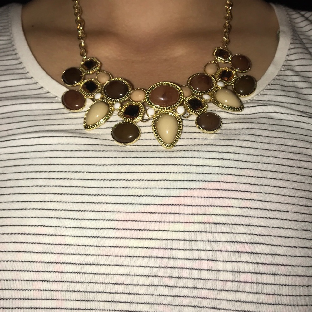 BEAUTIFUL NEUTRAL STATEMENT NECKLACE!